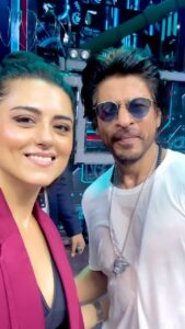 Riddhi Dogra Instagram - है खूबसूरत ये पल सब कुछ रहा है बदल सपने हकीकत में जो ढल रहे हैं 🧿🧿🧿🧿🧿🧿 When you swim in an ocean of emotions. As an artist. As a person. And as a fan. The emotions mix up like the lyrics of suraj hua madham 🧿♥️😍 So excited as a fan I feel हर existing show में एक ticket book कर लूँ! Jawan Advance Booking is open. Link is in my bio. Thank you @trendingdancefamily @riz_parveen for so sweetly capturing this unforgettable day in Chennai. Thanks team for being with me. 🙏🙏🙏🙏🥰🥰🥰 @amit_as99 @rahul_sharma221 @makeupnhairbyankita