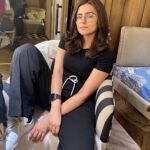 Riddhi Dogra Instagram - On set. Happiest. #postpackupshots @shreyakiritmakeupandhair how did you click these pictures after I took your spectacles 👓🙈😅
