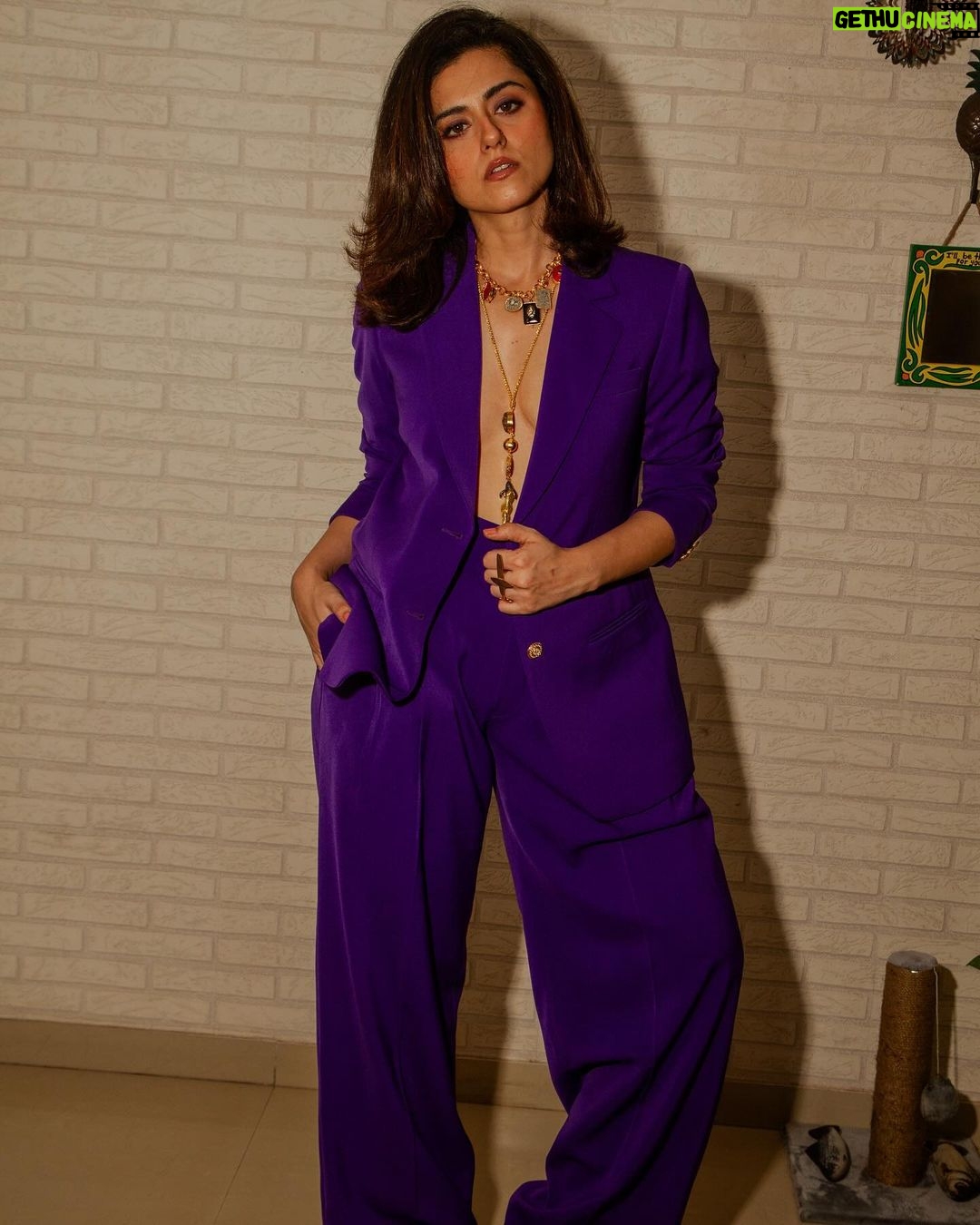 Riddhi Dogra Instagram - 💟💟💟💟💟💟 Thanks @amritasaluja01 for stepping in last minute. Love the photos, @rasshi_ganeriwal @aafreenmakeupandhair your work is love💜 Jewelry @aquamarine_jewellery Look 1