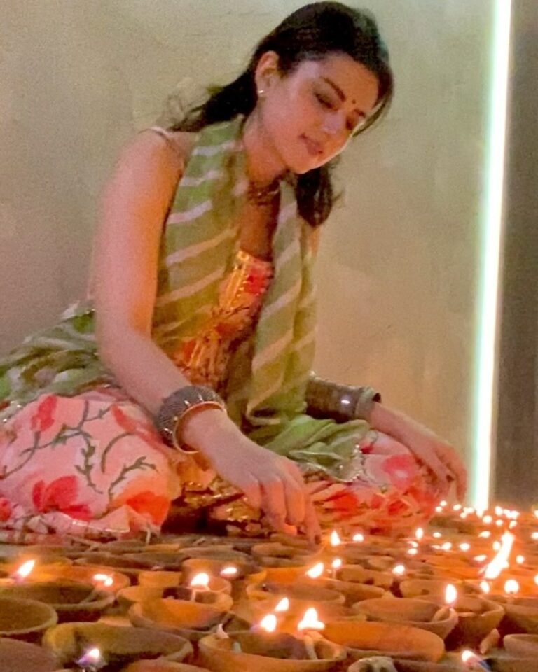 Riddhi Dogra Instagram - With a heart full of gratitude and joy this diwali I decided to do something I had never done before coz what’s happened has never happened before !! 🤩🤩🤩🤩 Lit a 1000 🪔 for 1000 crore on #jawan whilst praying for a 1000 crore for #tiger3 Heart is so full and I wanted to spend my Diwali celebrating everything 2023 has been for me. From Lakadbagha, TVF Pitchers, Asur 2, Badtameez Dil, Mumbai Diaries to the two massive blockbusters. I am so very grateful and thankful and excited for everything to come. Just incredibly humbled and happy 🪔♥️🌟🎉🤩🧿🤞🙏😇