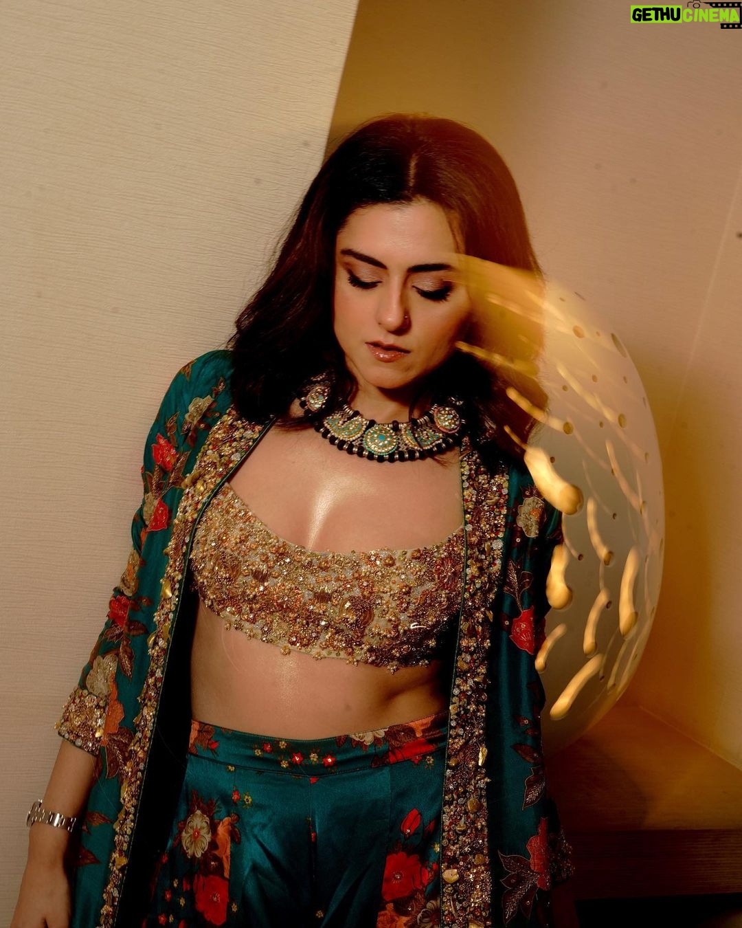 Riddhi Dogra Instagram - π₯β¨π Outfit @ri_ritukumar Jewels : @silverpalace_jewels Stylist: @stylebysaachivj Styling team: @sanzimehta777 Photographer: @anujjoshiproductions Make up @shehzeenmakeupandhair Hair @juicesalonandacademy