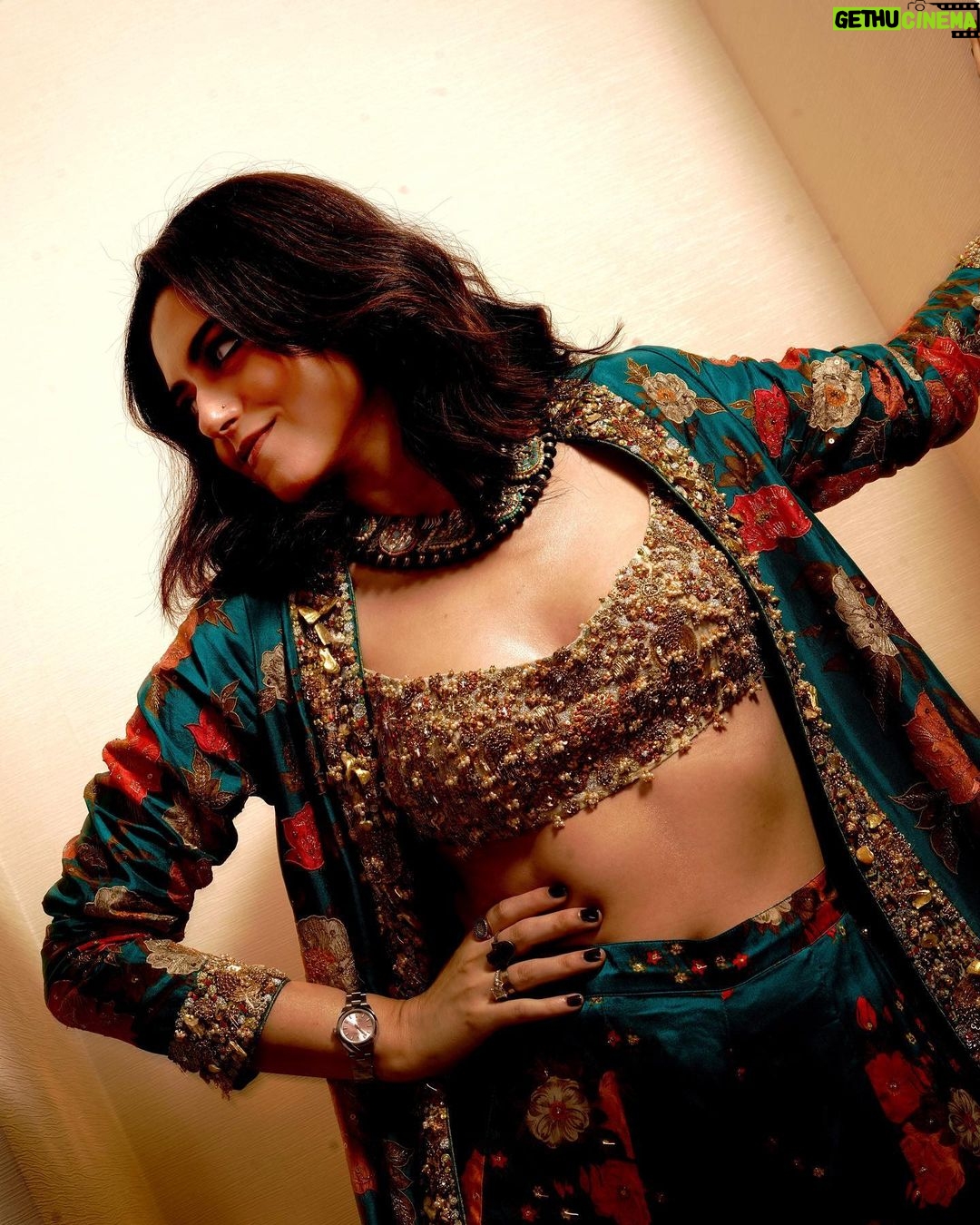 Riddhi Dogra Instagram - π₯β¨π Outfit @ri_ritukumar Jewels : @silverpalace_jewels Stylist: @stylebysaachivj Styling team: @sanzimehta777 Photographer: @anujjoshiproductions Make up @shehzeenmakeupandhair Hair @juicesalonandacademy
