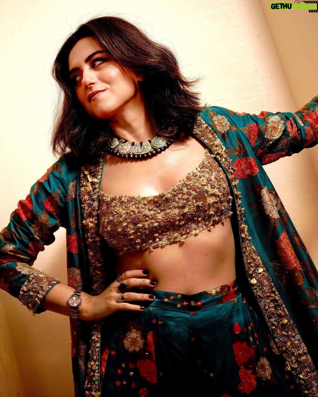 Riddhi Dogra Instagram - π₯β¨π Outfit @ri_ritukumar Jewels : @silverpalace_jewels Stylist: @stylebysaachivj Styling team: @sanzimehta777 Photographer: @anujjoshiproductions Make up @shehzeenmakeupandhair Hair @juicesalonandacademy
