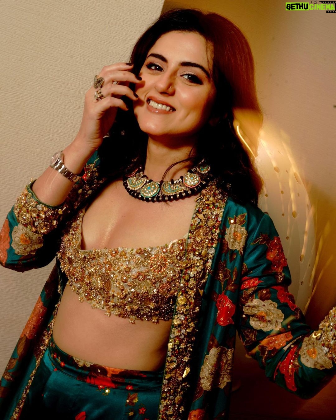Riddhi Dogra Instagram - π₯β¨π Outfit @ri_ritukumar Jewels : @silverpalace_jewels Stylist: @stylebysaachivj Styling team: @sanzimehta777 Photographer: @anujjoshiproductions Make up @shehzeenmakeupandhair Hair @juicesalonandacademy