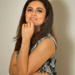 Riddhi Dogra Instagram – Hello New Week. Be Kind!

📸: @trueclick01
👗: @souniagohil 
💍 : @ishhaara
💎: @vasundharajewelry
 @ascend.rohank
👩‍🎨@stylebysaachivj
Team: @sanzimehta777 @styledbynikinagda
