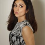 Riddhi Dogra Instagram - Hello New Week. Be Kind! 📸: @trueclick01 👗: @souniagohil 💍 : @ishhaara 💎: @vasundharajewelry @ascend.rohank 👩‍🎨@stylebysaachivj Team: @sanzimehta777 @styledbynikinagda