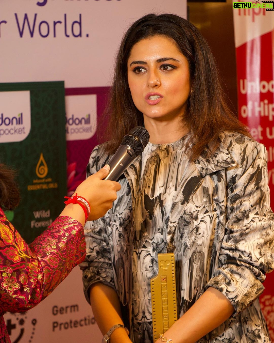 Riddhi Dogra Instagram - Best Actor Female in a Web series - Nusrat for Asur Gratitude to @adgully for the honor. I love Nusrat and also love how much love everyone gives this character. Let me call it the character that keeps giving!!! 🥰🥰🥰 Thank @creativegaurav for creating the show. And thank you @sen_oni for making me get to know and imbibe Nusrat ! Thank you @officialjiocinema for being fabulous!! And cheers to you talented bunch @hindujasunny @amolparashar @naveenkasturia