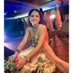 Riddhi Dogra Instagram - वेडिंग reception aapke peeche. Aap camera ke peeche. Too much fun 😂 Outfit by : @prevasu Thanks @ananyaarora2013 for being a rockstar. ♥️ 📸 @aakanksha308