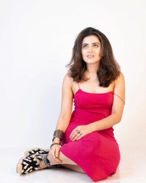 Riddhi Dogra Instagram - It’s a ‘Finally can put a song on multiple photos’ POST ! Huzzaahh 🥳

Post shoot pictures are most fun !

📸 @thephotowalla_ 
📍 @theperspectivebox 
💇🏻‍♀️ @hair_by_rahulsharma 
💄👗👠 @Me !