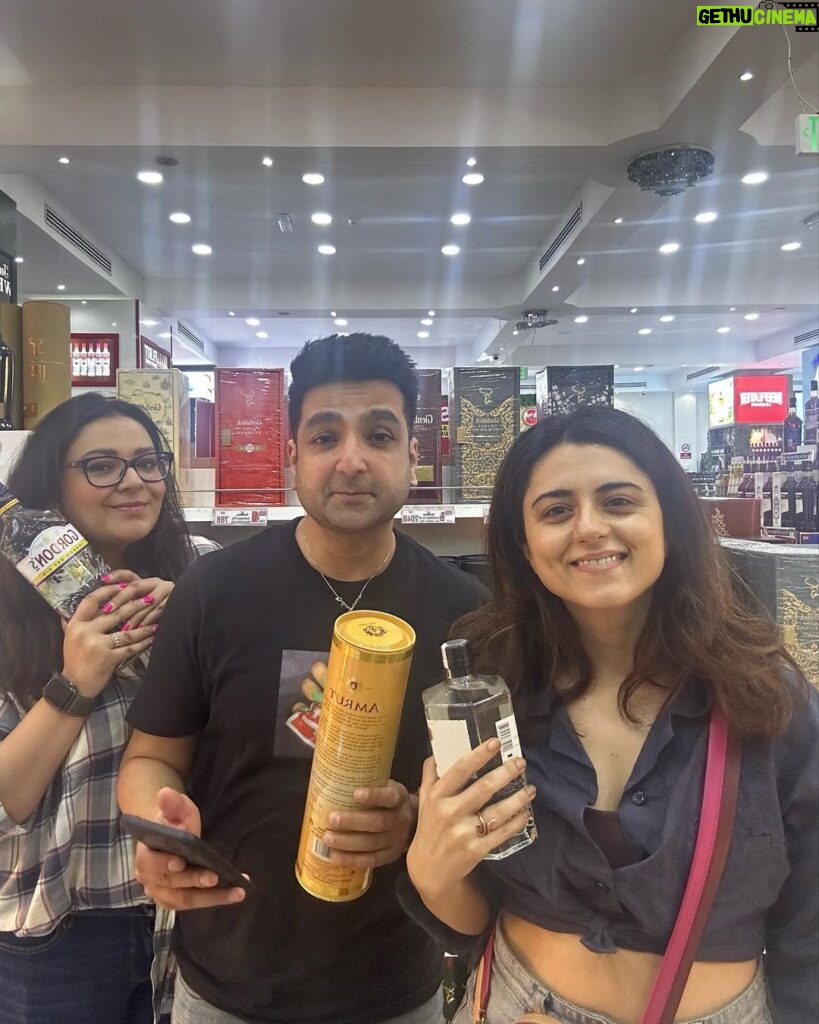 Riddhi Dogra Instagram - Dubaaaaiiiiiiiii Part 1 Immensely joyful. Just keep the breads away. Dubai, United Arab Emirates