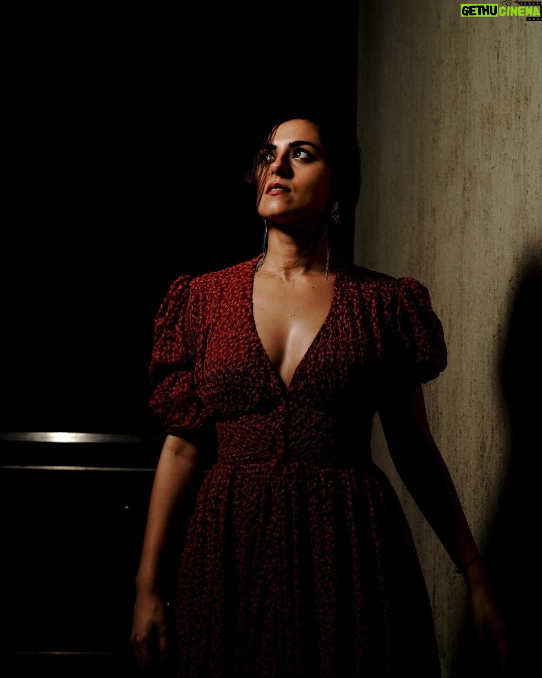 Riddhi Dogra Instagram - Perfer et obdura dolor hic tibi proderit olim Photographer: @anujjoshiproductions Outfits: @worldofasra Stylist: @stylebysaachivj Team: @sanzimehta777 Kajal and lip balm kinda make up and I’ll just hold my hair kinda hair !