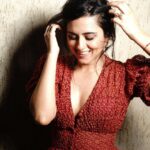 Riddhi Dogra Instagram - Perfer et obdura dolor hic tibi proderit olim Photographer: @anujjoshiproductions Outfits: @worldofasra Stylist: @stylebysaachivj Team: @sanzimehta777 Kajal and lip balm kinda make up and I’ll just hold my hair kinda hair !