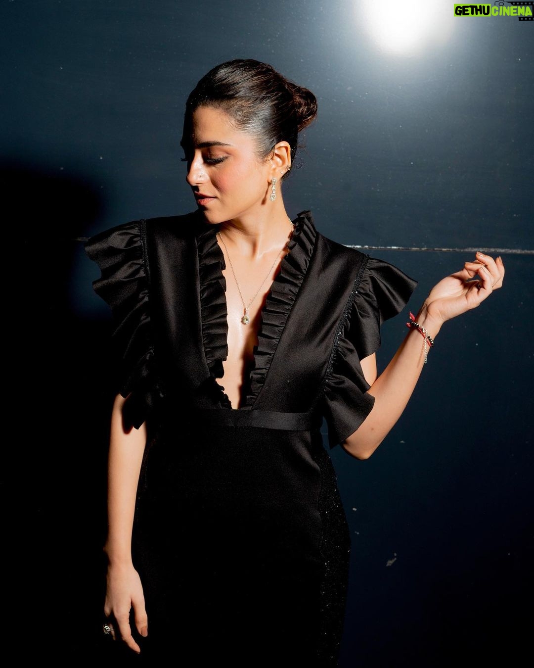 Riddhi Dogra Instagram - Hey Girl, I Hope we all Carry Awards in place of Purses Xoxo 👑🫵♥️ Thank you @middayindia for the honor. If there’s an ‘ACT’ in Actress ….To be Titled - Influential Rising Bollywood ACTRESS…feels good!! Outfit: @hardikagulati.official @pop.potential 📸 @anujjoshiproductions Stylist: @stylebysaachivj Muah: @monashairandbeauty Jewellery: @the_jewel_gallery Team: @styledbynikinagda @sanzimehta777 @middayindia @rahuldaiwik @bhavinigoswami_ @mruchishah @sugarsilverscreenmedia and @quresh2018 #middayiia #middayindiainfluenceraward #IIA