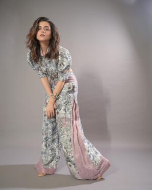 Riddhi Dogra Instagram - Zinda bandi hoooooooo🥳🥳🥳🥳 !

📸 @deepak_das_photography 
Outfit @gazalguptacouture
Jewellery @ishhaara @ascend.rohank
Hair- @sunny_hairr
Makeup up- @monashairandbeauty
Styled by @stylebysaachivj 
Team @sanzimehta777 @styledbynikinagda