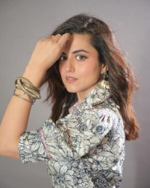 Riddhi Dogra Instagram - Zinda bandi hoooooooo🥳🥳🥳🥳 !

📸 @deepak_das_photography 
Outfit @gazalguptacouture
Jewellery @ishhaara @ascend.rohank
Hair- @sunny_hairr
Makeup up- @monashairandbeauty
Styled by @stylebysaachivj 
Team @sanzimehta777 @styledbynikinagda