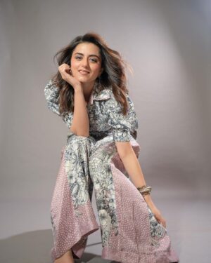 Riddhi Dogra Instagram - Zinda bandi hoooooooo🥳🥳🥳🥳 !

📸 @deepak_das_photography 
Outfit @gazalguptacouture
Jewellery @ishhaara @ascend.rohank
Hair- @sunny_hairr
Makeup up- @monashairandbeauty
Styled by @stylebysaachivj 
Team @sanzimehta777 @styledbynikinagda