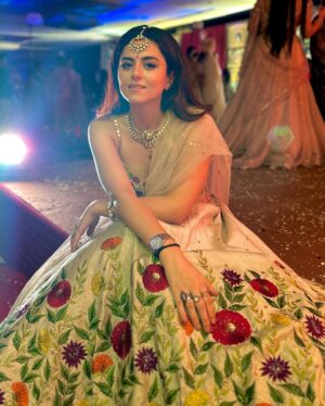 Riddhi Dogra Instagram - वेडिंग reception aapke peeche. 
Aap camera ke peeche. 
Too much fun 😂

Outfit by : @prevasu
Thanks @ananyaarora2013 for being a rockstar. ♥️
📸 @aakanksha308