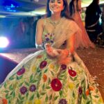 Riddhi Dogra Instagram - वेडिंग reception aapke peeche. Aap camera ke peeche. Too much fun 😂 Outfit by : @prevasu Thanks @ananyaarora2013 for being a rockstar. ♥️ 📸 @aakanksha308