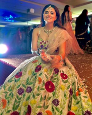 Riddhi Dogra Instagram - वेडिंग reception aapke peeche. 
Aap camera ke peeche. 
Too much fun 😂

Outfit by : @prevasu
Thanks @ananyaarora2013 for being a rockstar. ♥️
📸 @aakanksha308