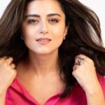Riddhi Dogra Instagram - Chalein phir ✨🪐♾️🙏 📸 @thephotowalla_ 📍 @theperspectivebox 💇🏻‍♀️ @hair_by_rahulsharma 💄👗👠 @Me !