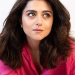 Riddhi Dogra Instagram - Chalein phir ✨🪐♾️🙏 📸 @thephotowalla_ 📍 @theperspectivebox 💇🏻‍♀️ @hair_by_rahulsharma 💄👗👠 @Me !