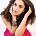Riddhi Dogra Instagram - It’s a ‘Finally can put a song on multiple photos’ POST ! Huzzaahh 🥳 Post shoot pictures are most fun ! 📸 @thephotowalla_ 📍 @theperspectivebox 💇🏻‍♀️ @hair_by_rahulsharma 💄👗👠 @Me !