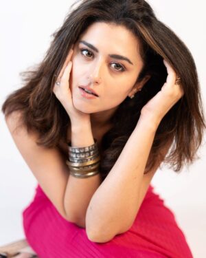 Riddhi Dogra Instagram - It’s a ‘Finally can put a song on multiple photos’ POST ! Huzzaahh 🥳

Post shoot pictures are most fun !

📸 @thephotowalla_ 
📍 @theperspectivebox 
💇🏻‍♀️ @hair_by_rahulsharma 
💄👗👠 @Me !