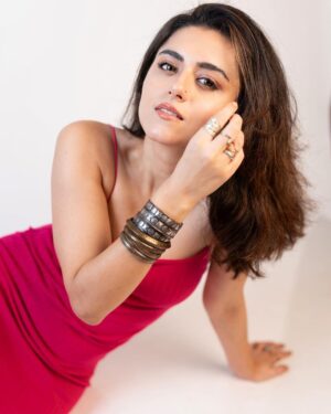 Riddhi Dogra Instagram - It’s a ‘Finally can put a song on multiple photos’ POST ! Huzzaahh 🥳

Post shoot pictures are most fun !

📸 @thephotowalla_ 
📍 @theperspectivebox 
💇🏻‍♀️ @hair_by_rahulsharma 
💄👗👠 @Me !