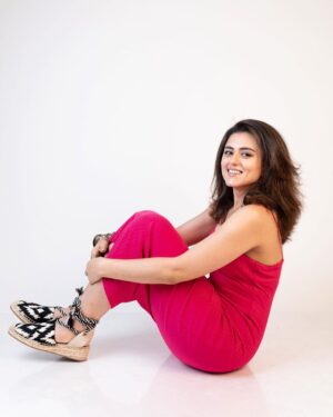 Riddhi Dogra Instagram - It’s a ‘Finally can put a song on multiple photos’ POST ! Huzzaahh 🥳

Post shoot pictures are most fun !

📸 @thephotowalla_ 
📍 @theperspectivebox 
💇🏻‍♀️ @hair_by_rahulsharma 
💄👗👠 @Me !