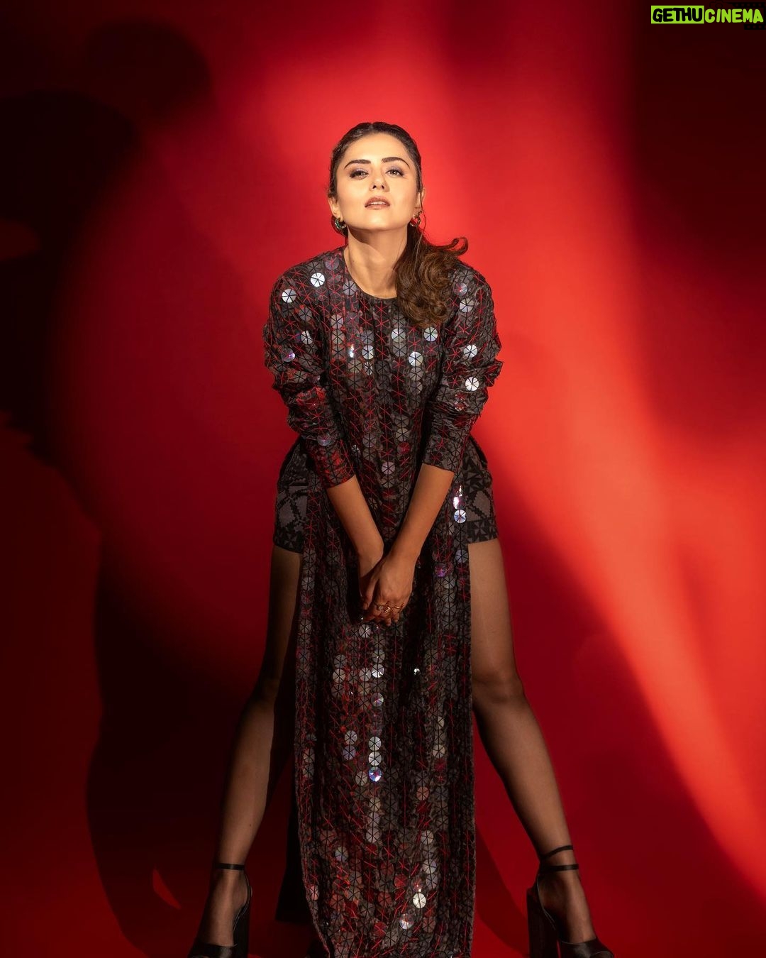 Riddhi Dogra Instagram - Wait what ?! My first time in a @manishmalhotraworld outfit that he selected and sent for me to wear ! *Fainting* This is a moment I will always cherish @manishmalhotra05 πππ About last night - Art and artistsβ¦.They are the ones thatβll save this world. Always inspiring to witness the dance of creativity. Last night was such a night. The Bridal Couture show by @manishmalhotra05 The collection, the live music, the experience was all breathtaking. Kudos to the entire team. Thank you once again for having me @manishmalhotra05 πΈ @deepak_das_photography @kakali_das_photography ππ»ββοΈ @hair_by_rahulsharma π @makeupbysheryl.b π©βπ¨ @stylebysaachivj π @londonrag_in Managed by team Dca @amit_as99