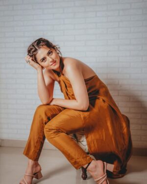 Riddhi Dogra Instagram - ✨

📸 @deepak_das_photography @kakali_das_photography 
Outift @ampmfashions 
jewelery @arqastudios 
Styling @stylebysaachivj 
Team @nehha_o
MUAH @shreyamakeupandhair
