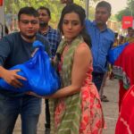 Riddhi Dogra Instagram – This Diwali, @iridhidogra chose to spread light in a unique way. ✨
Unable to make it home for the celebrations, she decided to share the joy with others by joining Feeding From Far’s campaign to provide meal kits to families in need. ❤️

Her generosity warmed our hearts and reminded us that the true spirit of Diwali lies in giving back and illuminating the lives of those around us. 🙏

We’re incredibly grateful for her humbling act and for showcasing that even though you may be far, you can still contribute to spreading happiness and warmth.

We request anyone and everyone reading this caption to contribute to our campaign (as much as possible) and help us provide meal kits to countless families who need it most. A small contribution of Rs. 100 can go a loooong way. (Link in bio)

#ridhidogra #feedingfromfar #tiger3 #tiger3trailer #salmankhan #jawan #mumbai #slumdogmillionaire #donateindia #feedingindia #hungerindex Machhimaar Nagar (Cuffe Parade)
