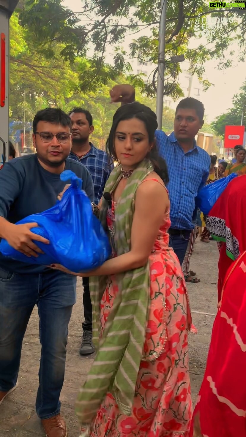 Riddhi Dogra Instagram - This Diwali, @iridhidogra chose to spread light in a unique way. ✨ Unable to make it home for the celebrations, she decided to share the joy with others by joining Feeding From Far’s campaign to provide meal kits to families in need. ❤️ Her generosity warmed our hearts and reminded us that the true spirit of Diwali lies in giving back and illuminating the lives of those around us. 🙏 We’re incredibly grateful for her humbling act and for showcasing that even though you may be far, you can still contribute to spreading happiness and warmth. We request anyone and everyone reading this caption to contribute to our campaign (as much as possible) and help us provide meal kits to countless families who need it most. A small contribution of Rs. 100 can go a loooong way. (Link in bio) #ridhidogra #feedingfromfar #tiger3 #tiger3trailer #salmankhan #jawan #mumbai #slumdogmillionaire #donateindia #feedingindia #hungerindex Machhimaar Nagar (Cuffe Parade)