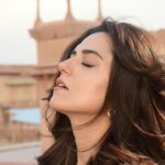 Riddhi Dogra Instagram - ☀️🦚♥️🐥💋 📸 @ishukhngwalphotography Make up @shreyakiritmakeupandhair Hair @akshataa.mani