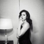 Riddhi Dogra Instagram - In college, right in the middle of exams When I should’ve been studying, I found a movie playing on tv about her Life and I was spellbound. Marilyn has been in my heart ever since. @the_angrish wanted Old Hollywood. And me and @makeupartist_prasenjit went all the way 💋 JW Marriott Hotel Kolkata