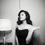 Riddhi Dogra Instagram - In college, right in the middle of exams When I should’ve been studying, I found a movie playing on tv about her Life and I was spellbound. Marilyn has been in my heart ever since. @the_angrish wanted Old Hollywood. And me and @makeupartist_prasenjit went all the way 💋 JW Marriott Hotel Kolkata