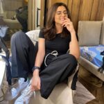 Riddhi Dogra Instagram - On set. Happiest. #postpackupshots @shreyakiritmakeupandhair how did you click these pictures after I took your spectacles 👓🙈😅