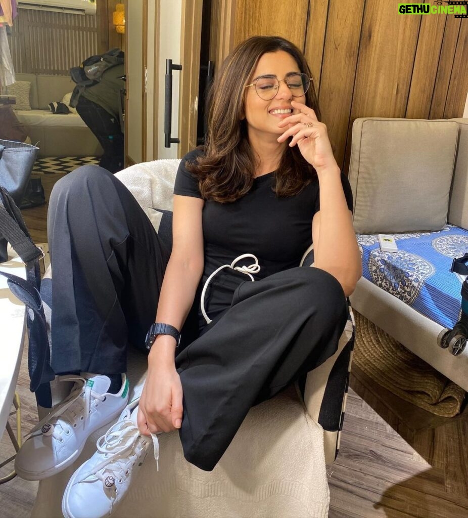 Riddhi Dogra Instagram - On set. Happiest. #postpackupshots @shreyakiritmakeupandhair how did you click these pictures after I took your spectacles 👓🙈😅