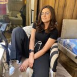 Riddhi Dogra Instagram - On set. Happiest. #postpackupshots @shreyakiritmakeupandhair how did you click these pictures after I took your spectacles 👓🙈😅