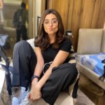 Riddhi Dogra Instagram - On set. Happiest. #postpackupshots @shreyakiritmakeupandhair how did you click these pictures after I took your spectacles 👓🙈😅
