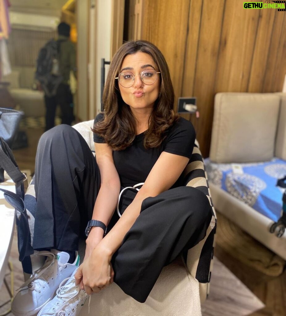 Riddhi Dogra Instagram - On set. Happiest. #postpackupshots @shreyakiritmakeupandhair how did you click these pictures after I took your spectacles 👓🙈😅