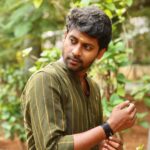 Rio Raj Instagram - அனைவருக்கும் நம் குடும்பத்தின் இதயத்திலிருந்து 🍯 பொங்கல் தின நல்வாழ்த்துகள். நமது இல்லங்கள் மகிழ்ச்சியால் நிரம்பட்டும்🌻 ( Note : Deiii Idhu palaya photo Illa pa Ippo Edutha photo da ) #Joe #rioraj #pongal #pongalcelebration