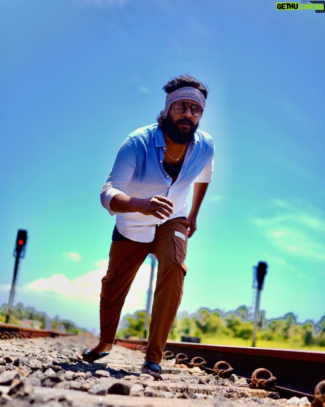 Rio Raj Instagram - Fix The Track Begin the Race 🏃 . . . . Pugaippadam By : @rahul_kg_vignesh #Travel #rioraj #photoshoot #fashion #cringepost