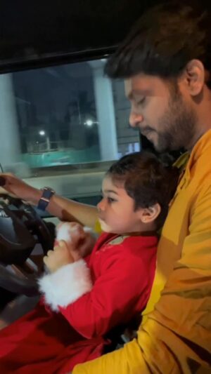 Rio Raj Instagram - Merry Christmas 🎄 🎅🎁
From us to you 🤗
#christmas #xmas #christmascelebration
🧿
PS : Safe ah dha bha drive pannen 🙂
