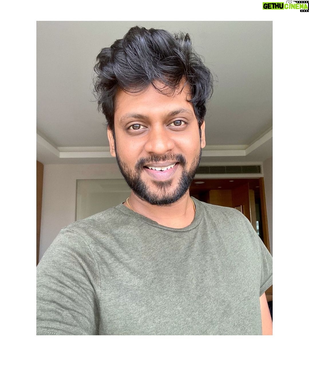 Rio Raj Instagram - Smile eh 🤪 #staypositive Onnum illa ellam Sariya poidum 🤗 adhuvaraikkum sol Pecha ketpom, 😷safe ah work pannuvom 💪🏻