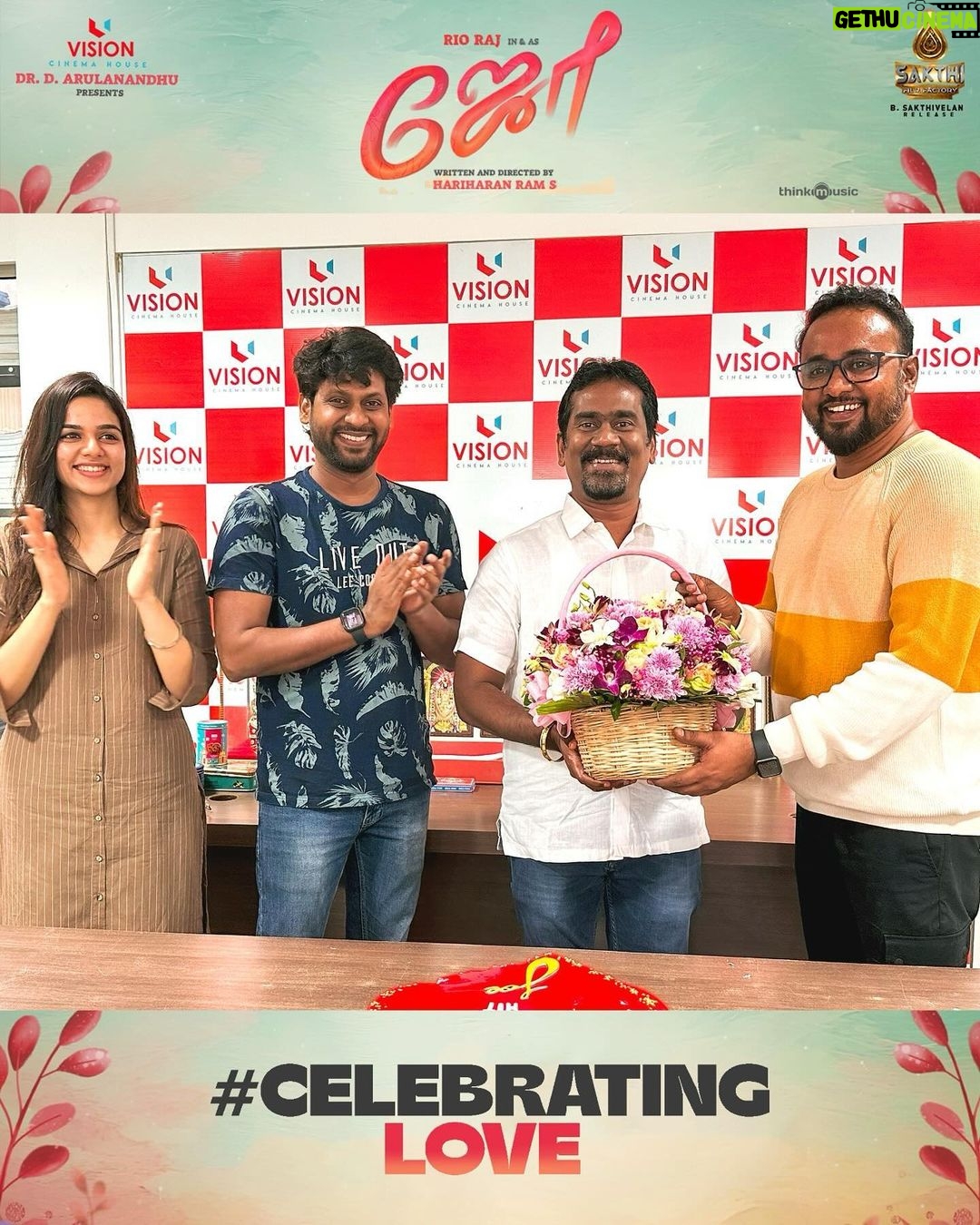 Rio Raj Instagram - Thank you @sakthivelan_b sir For celebrating our success 💖 Thank you so much for #celebratinglove 💖💙 #joerunningsuccessfully #peoplelovejoe @hariharanram_24 🎬 ⭐️ing : @rio.raj A @siddhukumar @rahul_kg_vignesh🎥 @varun_kg_official🎞✂️ Co produced by @pannaibrothersoffl Produced by @vchproduction @arulanandhu.d @thisismathewo @bhavyatrikha @malavika_manojj @anbu_thasan @actoraegan @vkvigneshkanna @kevinfelson @praveenalalithabhai @elangokumanan @vjrakesh_offl @studiodigibi @Abusdc @chals_dance_director @thinkmusicofficial @donechannel1