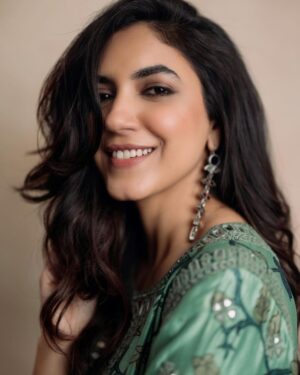 Ritu Varma Instagram - 💚

Styling @ravali_chinthapatla
Outfit @archanajaju.in
Jewellery @tantra.brassjewellery
MUA @abhiramisivakumar Hair @glambylucy_ak 
Shot by @theaaronobed