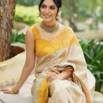 Ritu Varma Instagram - Wishing everyone a very Happy Dussehra. May it be filled with love & light 🌼🌼