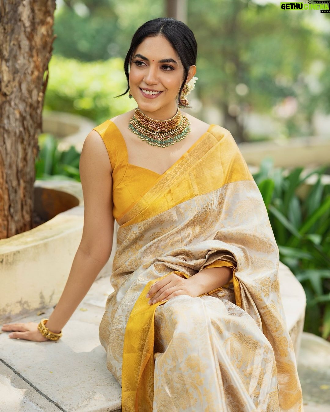 Ritu Varma Instagram - Wishing everyone a very Happy Dussehra. May it be filled with love & light 🌼🌼