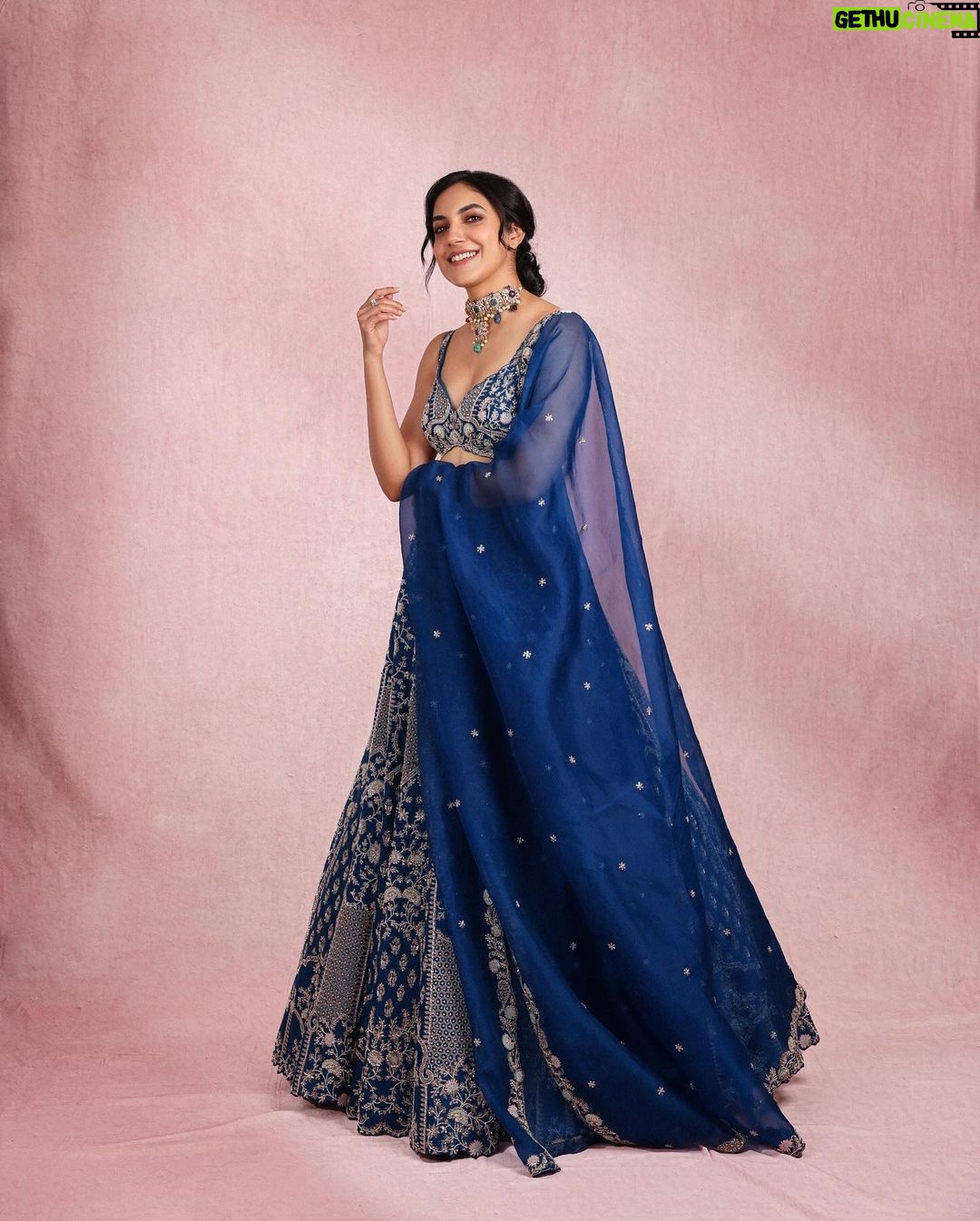 Ritu Varma Instagram - In festive mood ππ¦πͺβ¨ Wishing everyone a very happy Sankranthi and Pongal!! Photographer @pranav.foto Styling @ravali_chinthapatla Outfit @swathiveldandi_official Jewellery @kalyanjewellers_official
